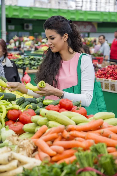 Jonge vrouw op de markt — Stockfoto