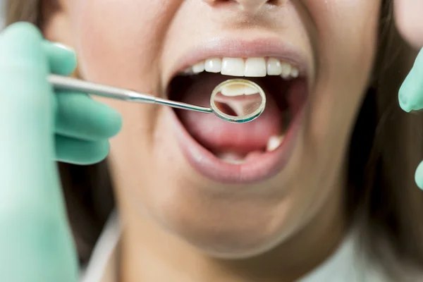 Frau beim Zahnarzt — Stockfoto