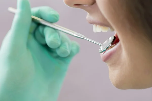 Mujer en el dentista — Foto de Stock