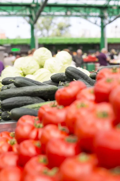 Свежие овощи на рынке — стоковое фото