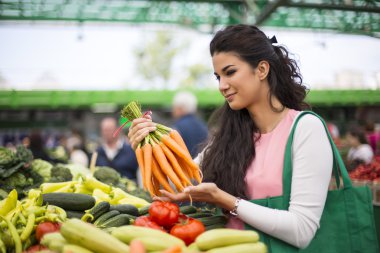 genç bir kadın Market