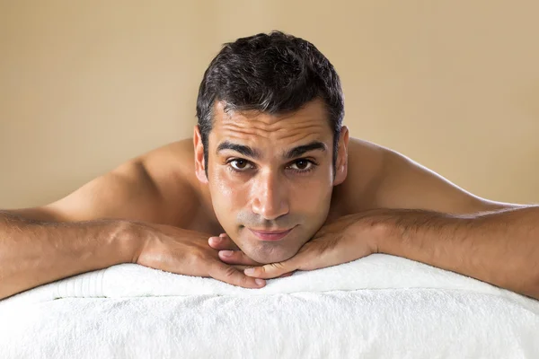 Junger Mann mit einer Massage — Stockfoto