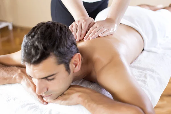 Ung man en massage — Stockfoto