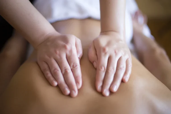 Ung man en massage — Stockfoto