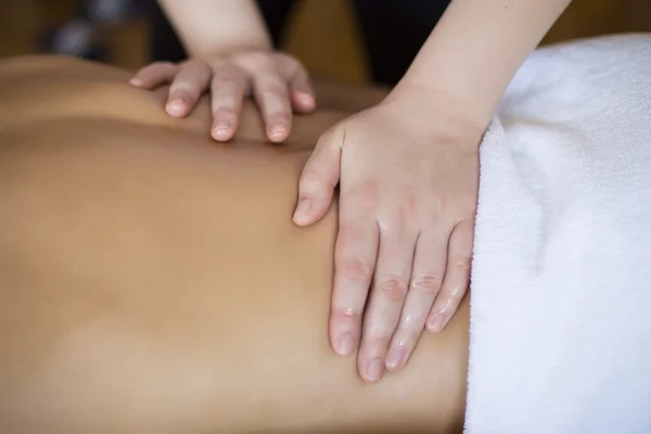 Jonge man met een massage — Stockfoto