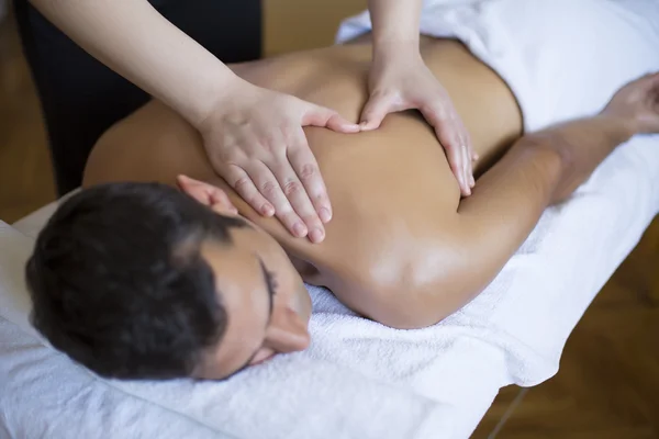 Jonge man met een massage — Stockfoto