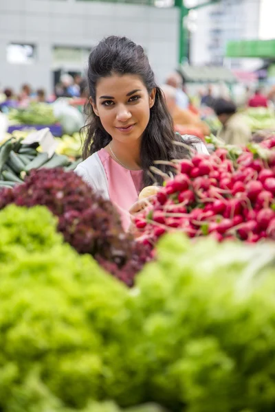Jonge vrouw op de markt — Stockfoto