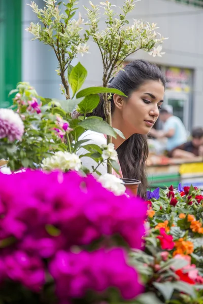Mujer joven comprando flores —  Fotos de Stock