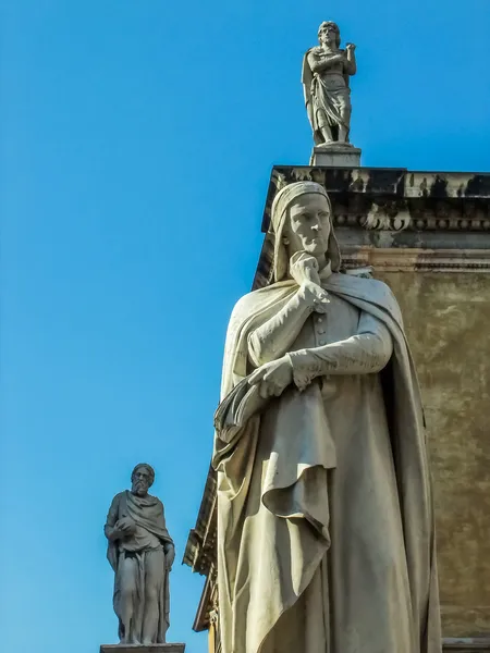 Dante sculptuur in verona, Italië — Stockfoto