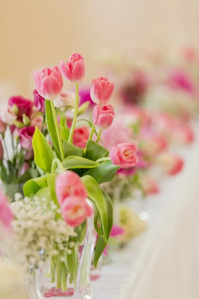 Květinový svatební dekorace na stůl — Stock fotografie