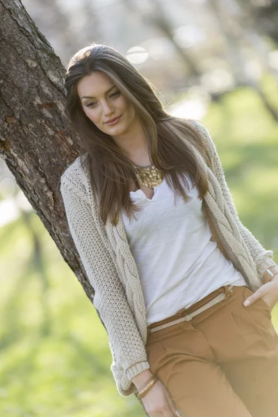 Mujer joven y bonita en el parque —  Fotos de Stock