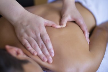 genç adam bir masajdan sonra