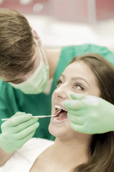 Femme chez le dentiste — Photo