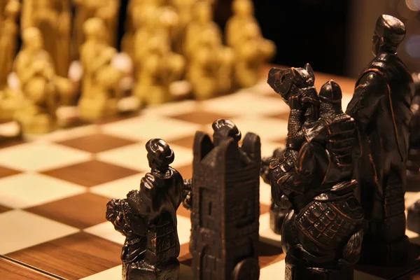 Шахматная доска с шахматистами — стоковое фото