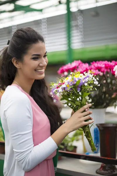 Mujer joven comprando flores —  Fotos de Stock