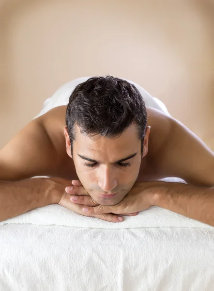 Jonge man met een massage — Stockfoto