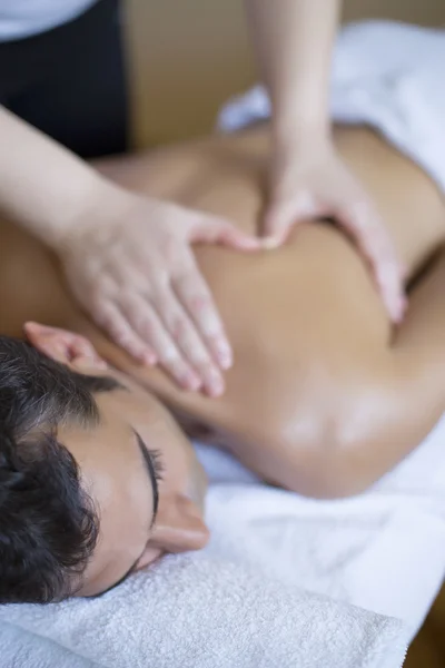 Jovem fazendo uma massagem — Fotografia de Stock