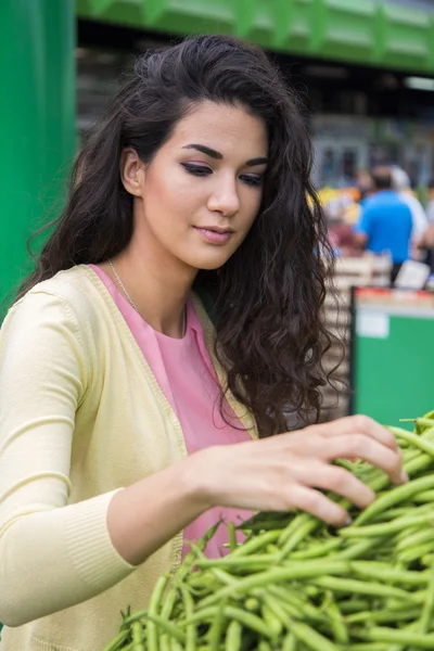 Ung kvinna på marknaden — Stockfoto