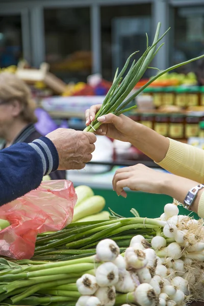 Genç kadın Pazar sebze satın alma — Stok fotoğraf