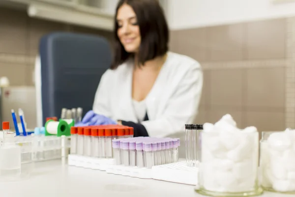 Mujer joven en el laboratorio médico —  Fotos de Stock