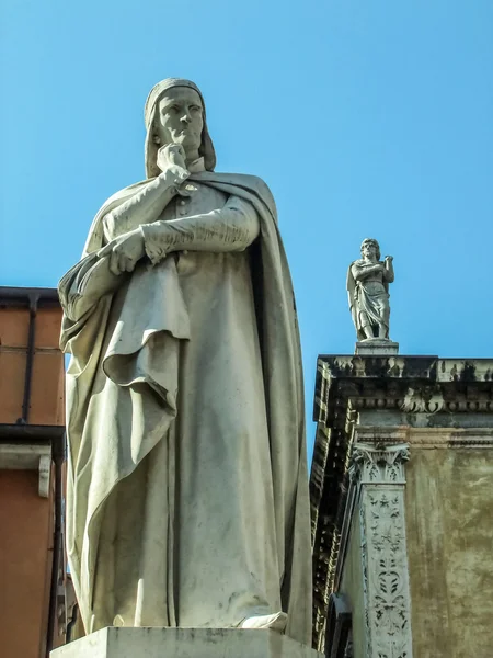 Dante heykel, verona, İtalya — Stok fotoğraf