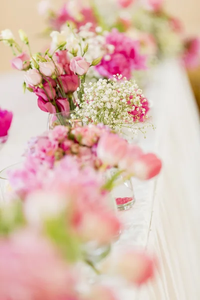 Γαμήλια floral διακόσμηση στο τραπέζι — Φωτογραφία Αρχείου