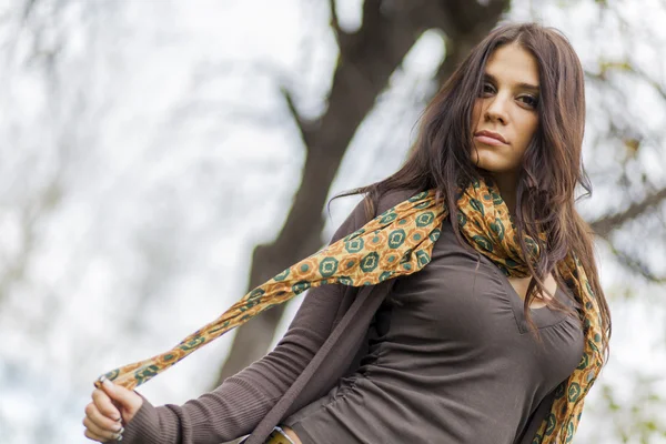 Mujer joven en el parque de otoño — Foto de Stock