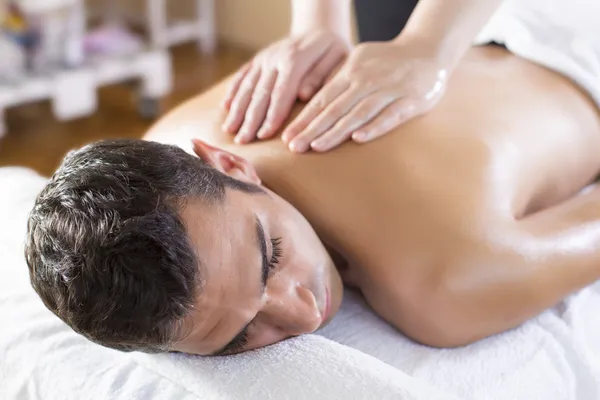 Jonge man met een massage — Stockfoto