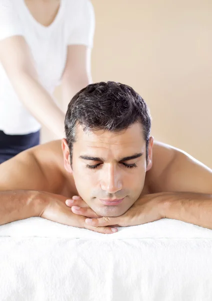 Joven hombre teniendo un masaje — Foto de Stock