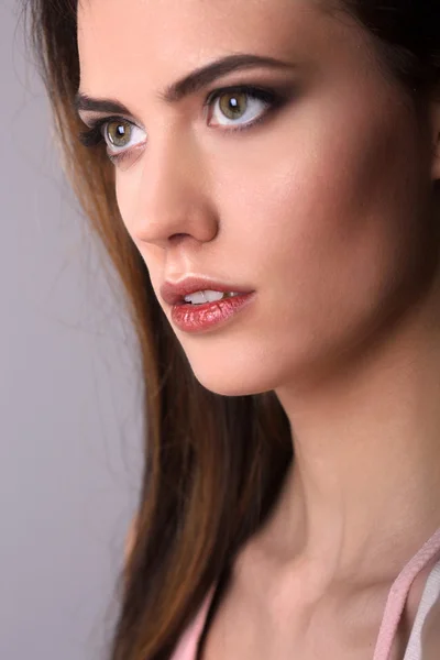 Retrato de close-up da jovem bonita — Fotografia de Stock