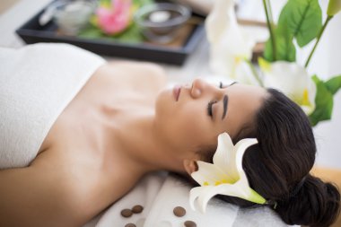 genç ve güzel kadın bir masajdan sonra