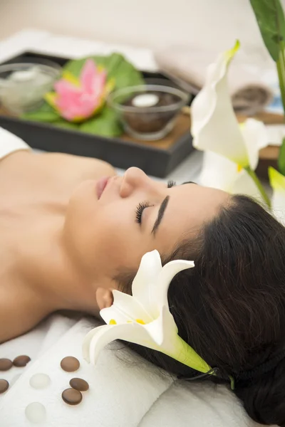 Mulher bonita fazendo uma massagem — Fotografia de Stock