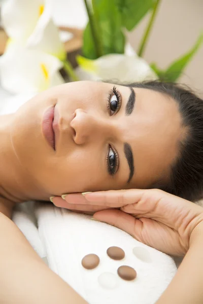 Mulher bonita fazendo uma massagem — Fotografia de Stock