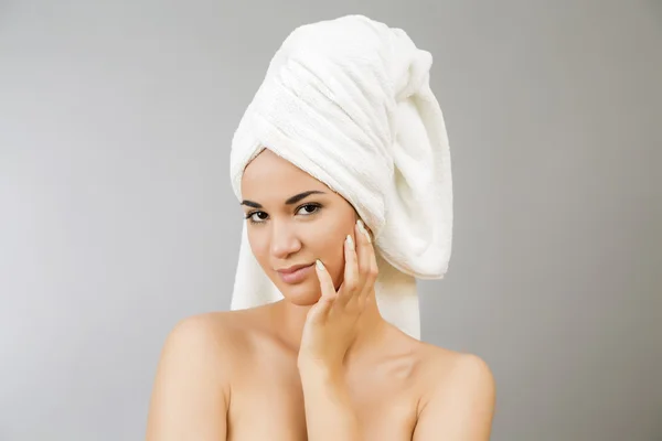 Pretty young woman relaxing in the spa — Stock Photo, Image