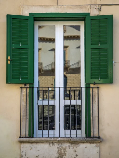 Altes sizilianisches fenster — Stockfoto