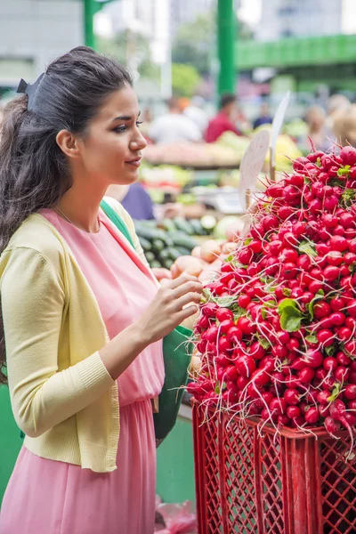 Mooie jonge vrouw fruit op de markt kopen — Stockfoto