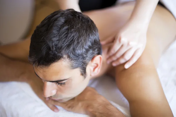 Hombre teniendo un masaje — Foto de Stock