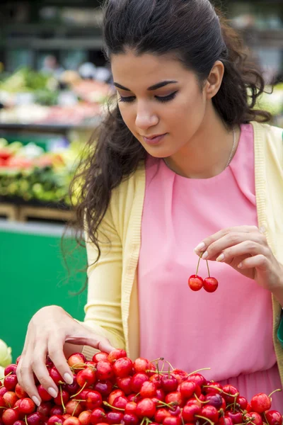 Giovane donna comprare ciliegie — Foto Stock