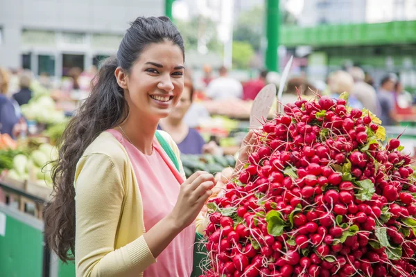 Mujer bastante joven comprando verduras en el mercado —  Fotos de Stock