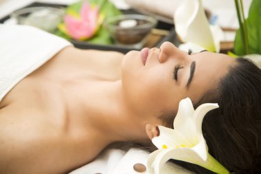 genç ve güzel kadın bir masajdan sonra