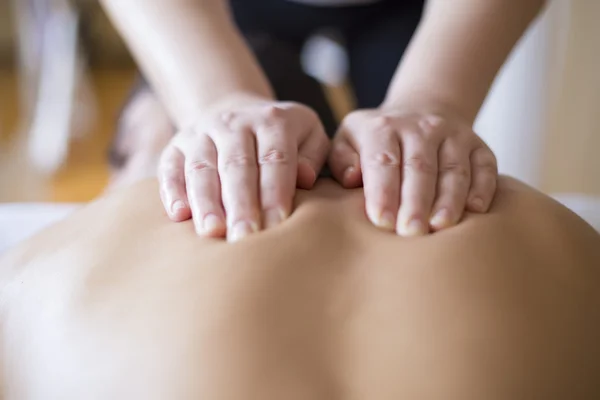 Ung man en massage — Stockfoto