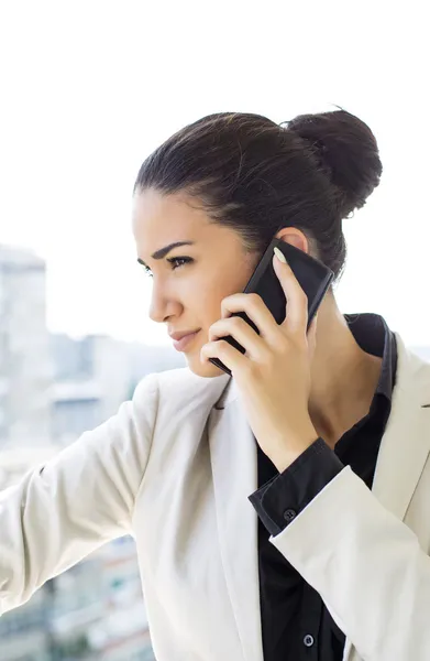 Young woman talking over the phone — Stock Photo, Image
