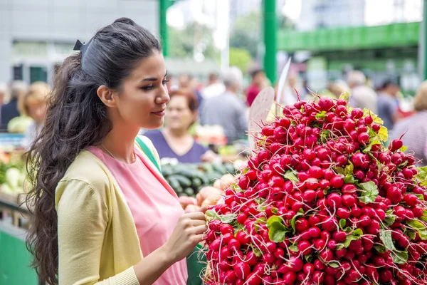 Mujer bastante joven comprando verduras en el mercado —  Fotos de Stock