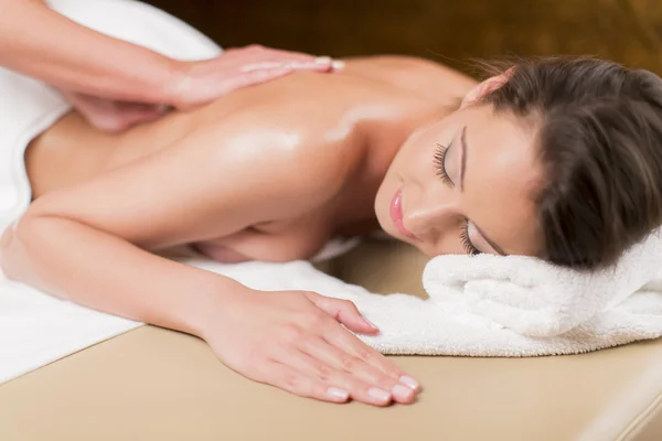 Vrouw met een massage — Stockfoto