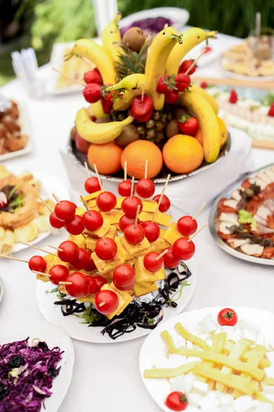 Essen auf dem Tisch — Stockfoto