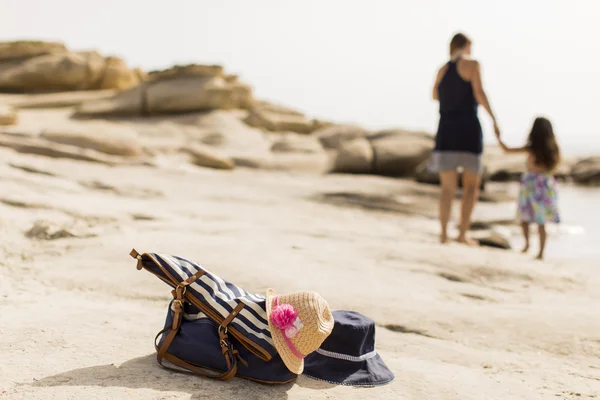 Mutter und Tochter am Strand — Stockfoto