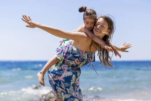 Moeder en dochter op het strand — Stockfoto