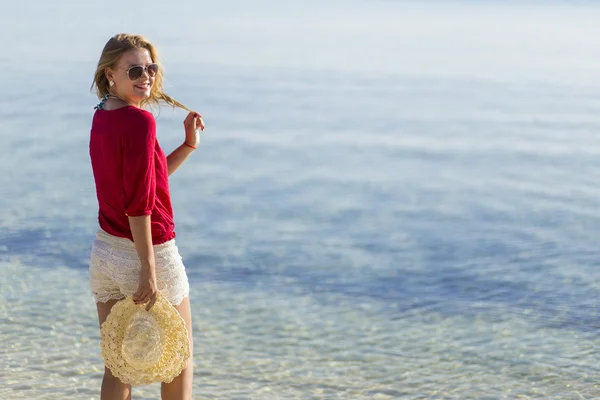 Jonge vrouw op het strand — Stockfoto