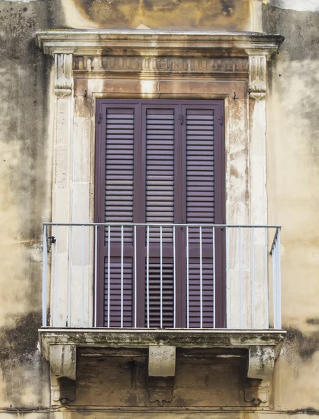 Altes sizilianisches fenster — Stockfoto