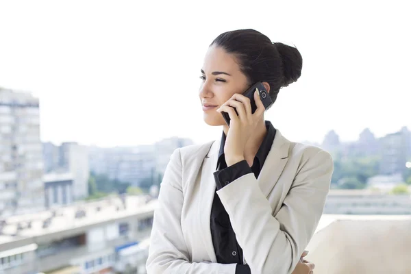 Young woman talking over the phone — Stock Photo, Image